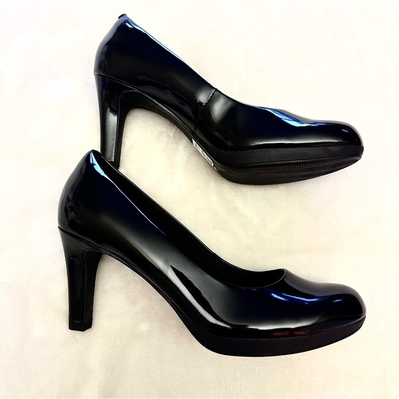 Clarks Classic black patent 1/2 inch platform pumps size 8. - Picture 2 of 6